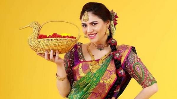 பொண்ணு ரெடி.. மாப்பிள்ளை எங்கே? தழைய தழைய பட்டுப்புடவையில் மணப்பெண் கோலத்தில் சிவக்கும் ஷெரின்!