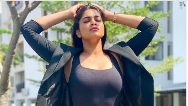 என்ன ஷிவானி சிக்ஸ் பேக் எல்லாம் தெரியுது.. சட்டையை கழட்டி அப்படியொரு போஸ்.. ஆடிப்போன ஃபேன்ஸ்!