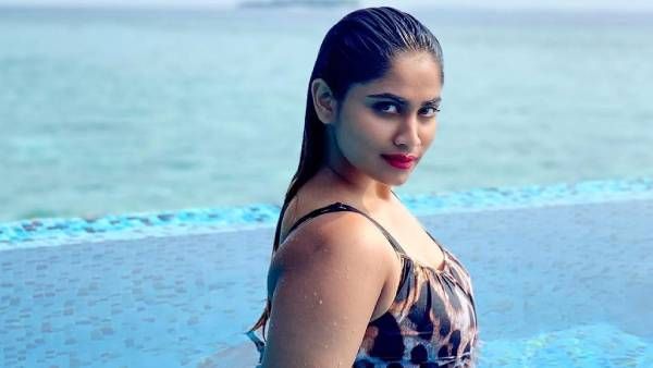 நீச்சல் குளத்தில் ஷிவானி.. தண்ணீருக்கு மேலே பார்க்கவா.. ரசிகர்களுக்கு இன்பக் குழப்பம்!