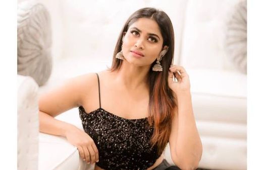 கறுப்பு பாவாடை.. லூப் வைச்ச ஜாக்கெட்.. கதறவிடும் ஷிவானி.. தலைவி வேறலெவல் என ஜொள்ளும் ஃபேன்ஸ்!