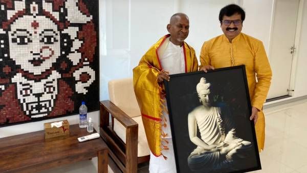 இளையராஜாவுக்கு விவேக் கொடுத்த சிறப்பு பரிசு...வைரலாகும் போட்டோ