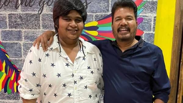 கார்த்திக் சுப்புராஜின் பிறந்தநாள் கொண்டாட்டம் .. சர்ப்ரைஸ் கொடுத்த பிரம்மாண்ட இயக்குனர்