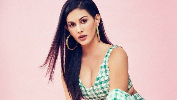 கோல்டன் பட்டர்பிளை காஸ்ட்யூமில் அசத்தும் அனேகன் பட நடிகை!