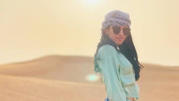 கொளுத்தும் பாலைவனத்தில் குளு குளு போட்டோ ஷூட் .. பிரபல இளம் நடிகை... ஹேய் சஃபாரி கேர்ள்!