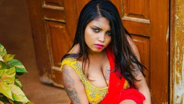 ஆடையை கழட்டி வீசி.. அப்பட்டமாக காட்டும் டிக்டாக் இலக்கியா.. கண்டப்படி கழுவி ஊற்றும் நெட்டிசன்ஸ்!