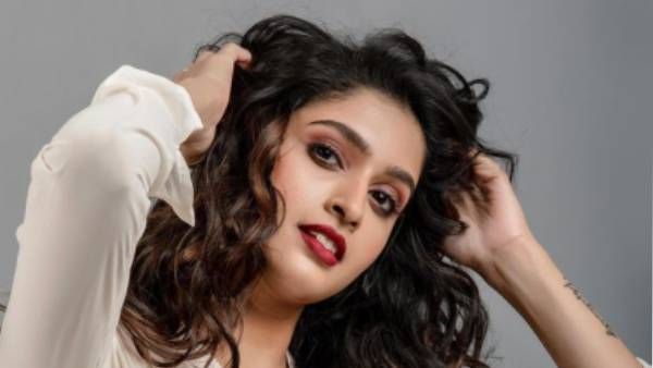 முடிச்சிப்போட்ட சட்டையில்… குஷி பட ஜோதிகா போல இடுப்பைக்காட்டும்… தான்யா ரவிச்சந்திரன்!