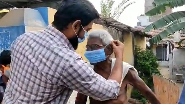 விஸ்வரூபம் எடுக்கும் கொரோனா… பொதுமக்களுக்கு மாஸ்க் வழங்கிய ஆரி !