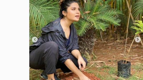 விவேக் நினைவாக மரங்கள் நட்ட ஆத்மிகா...வைரலாகும் ஃபோட்டோஸ்