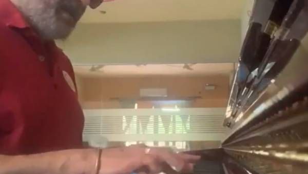 சினிமா.. மரம் நடுதல் தாண்டி.. இசை மீது தீரா காதல்.. மகனின் பியானோவில் வாசிக்க கற்ற விவேக்!