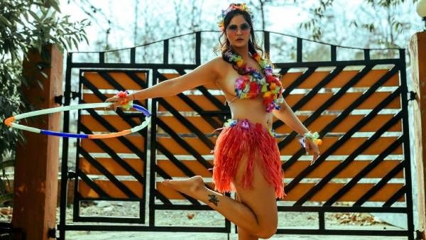 பிட்டு பிட்டாய் உடுத்தி.. மஸ்த்ராம் நடிகையின் வேற லெவல் வீடியோ ஷூட்... திணறும் இன்ஸ்டா!