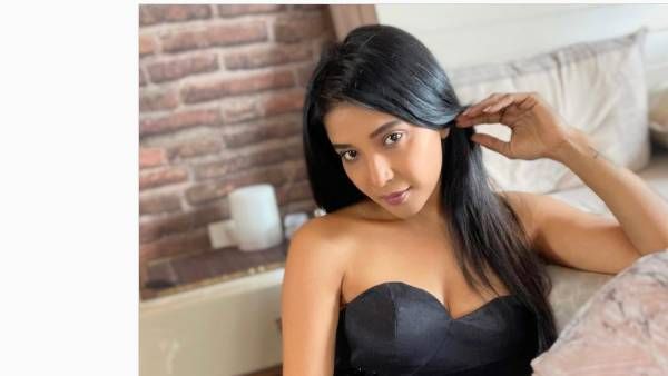 இவ்ளோ டைட்டான டிரெஸ்ல இப்படி உட்காந்திருக்கீங்களே.. ஸ்ட்ராப்லெஸ் டாப்பில் பதற வைக்கும் சாக்ஷி!