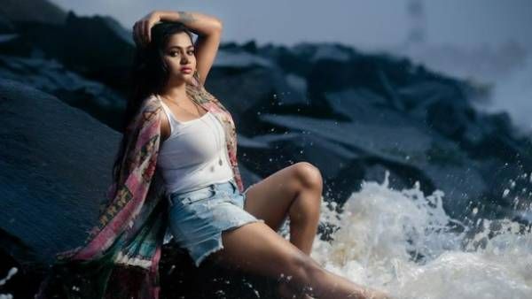 என்ன ஒரு ஹிப்..என்ன ஷேப்..ஃபிட்டான உடையில் ஓவரா கவர்ச்சி காட்டிய ஷாலு ஷம்மு !