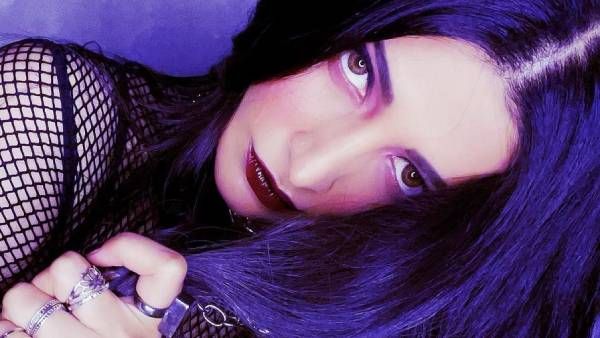 வித்தியாசமான உடையில்… உதட்டை குவித்து ஹாட் போஸ் கொடுத்த ஸ்ருதி ஹாசன் !