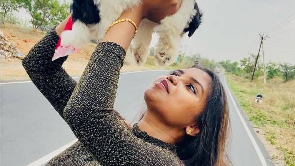 கையில் நாய்க்குட்டியுடன் குலுங்கி குலுங்கி ஓடி வரும் இலக்கியா.. திக்குமுக்காடும் இன்ஸ்டா!