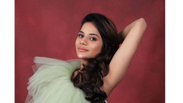 லெப்ட்ல கையை தூக்கி.. ஒரு சைசா லுக்குவிட்ட பிக்பாஸ் பிரபலம் !