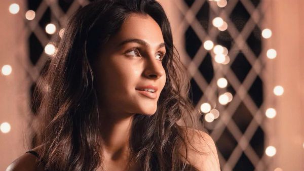 பந்தை வைத்து வித்தியாசமான உடற்பயிற்சி.... ஆண்ட்ரியாவிற்கு குவியும் லைக்குகள் !