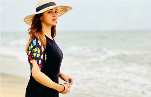 இந்த டிரஸ்ல நீங்க அழகோ அழகு... வெட்கத்தில் நாணும் நடிகை!