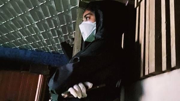 தியேட்டரில் ரசிகர்களுடன் படம் பார்த்த கொரோனா பாதித்த நடிகை...வலுக்கும் எதிர்ப்பு