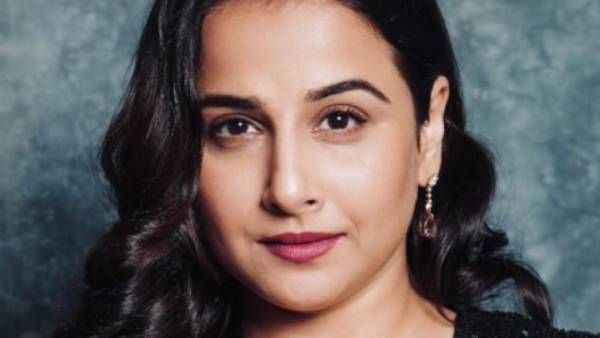 செம டைட்... டீப் லோ நெக்…கருப்பு உடையில்.. வியர்க்க விறுவிறுக்க வைத்த வித்யா பாலன்!