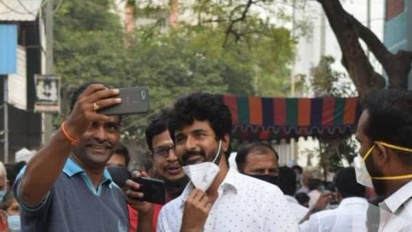 காலையிலேயே ஜனநாயக கடமையை ஆற்றிய சிவகார்த்திகேயன்.. ரசிகர்களுடன் செல்ஃபி எடுத்து மகிழ்ச்சி!