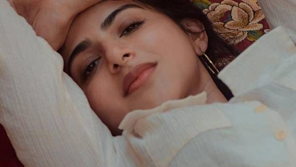 மல்லாக்கப்படுத்து… சட்டையை மடக்கிவிட்டு கிளாமரா போஸ் கொடுத்த ஜஸ்வர்யா மேனன் !