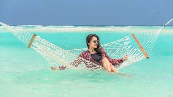 நடுக்கடலில் ஊஞ்சலில் ஹாயாக படுத்துக்கொண்டு.. இப்படி கூட விட்டமின் சி பெறலாம்!