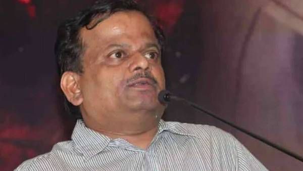 கொரோனாவால் மரணமடைந்த கேவி ஆனந்த்.. ஆம்புலன்ஸில் இருந்த உடல்.. கதறிய குடும்பத்தினர்.. உடல் தகனம்!