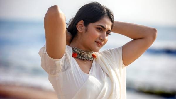 ஒயிட் பியூட்டி.. ஏஞ்சல் போல கடற்கரையில் செம ஆட்டம் போட்ட லாஸ்லியா.. வைரலாகும் போட்டோஸ்!