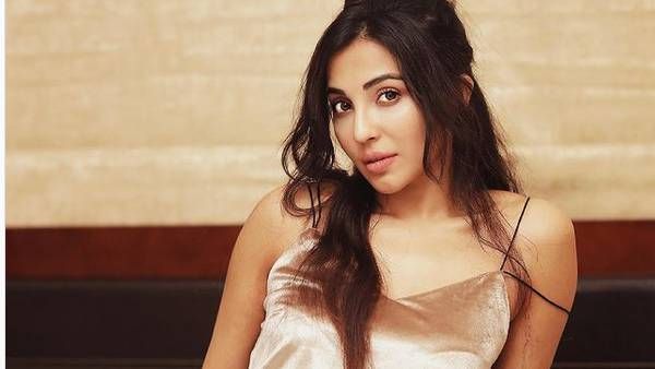 சட்டையை கழட்டி போட்டு..கையை மேலதூக்கி காத்துவாங்கும்..பார்வதி நாயர்!