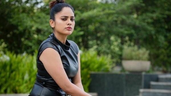 ஒத்த டீஷர்ட்ல மொத்த உடம்பையும் மறைத்த பிரபல நடிகை.. ட்ரஸ்ஸோட பேரு என்னவா இருக்கும்!