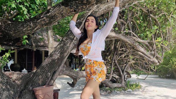 மாலத்தீவில் மார்க்கமான உடை...முழு அழகையும் திறந்து காட்டிய பார்வதி நாயர்