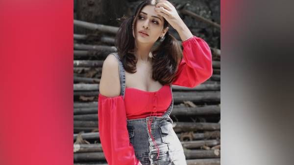 ரெட்டை ஜடையில் கிளுகிளுப்பூட்டும் பிரபல நடிகை... நாக்கவுட் ஆன ரசிகர்கள்!