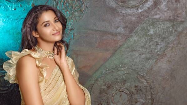 இறக்கம் ரொம்ப ஜாஸ்தியா இருக்கே.. ஸ்லீவ்லெஸ் பிளவுஸில் பிரியா பவானிஷங்கர்.. பிரமிக்கும் ஃபேன்ஸ்!