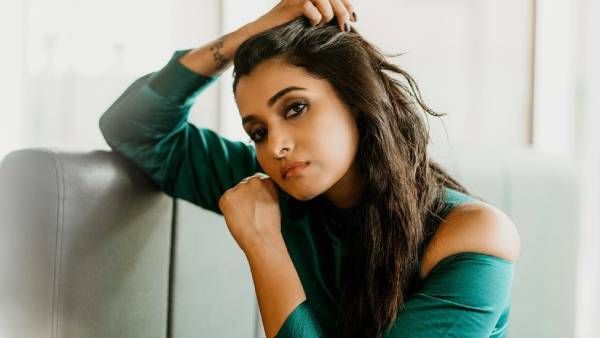 வழவழப்பான தோளைக்காட்டி… ஒரு மார்க்கமா பார்த்த பிரியா பவானி… ஜொல்லுவிடும் ரசிகர்கள் !