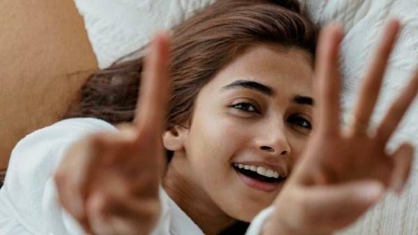 உள்ளே எதுவும் போடாமல் வெறும் ப்ளேசருடன் போஸ் கொடுத்த விஜய்65 ஹீரோயின்!