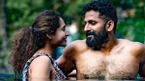 ப்பா.. என்னவொரு ரொமான்ஸ்.. சட்டை போடாத கணவருடன் நீச்சல் குளத்தில் மஜா பண்ணும் பூஜா!