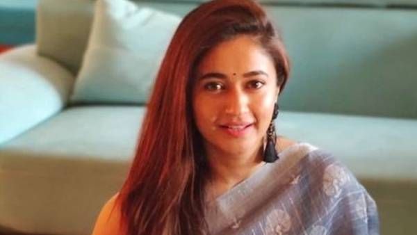 பூக்களை வைத்து முன்னழகை மறைத்த பூனம் பஜ்வா.. ஓவர் கிளாமரால் திக்குமுக்காடும் இன்ஸ்டா!