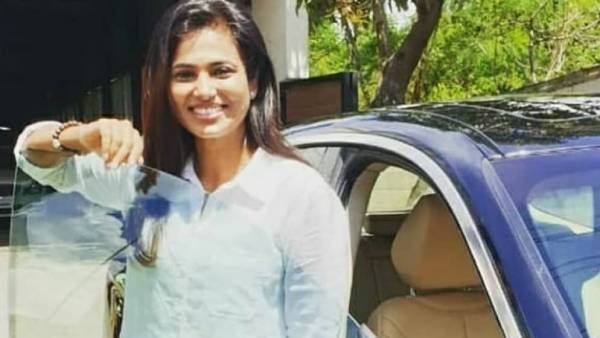 அந்த நம்பர் பிளேட்டை கவனிச்சீங்களா.. புதுசா BMW கார் வாங்கிய ரம்யா பாண்டியன்.. செம கெத்தாக போஸ்!