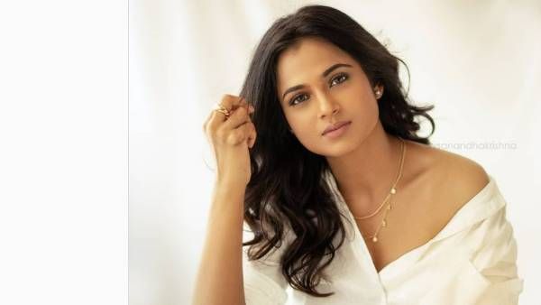 சட்டை பட்டனை கழட்டி விட்டு… கூலா காத்துவாங்கும் ரம்யா பாண்டியன் !