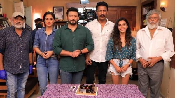 கேக்வெட்டி பிறந்தநாள் கொண்டாடிய சமுத்திரக்கனி… இணையத்தில் வைரலாகும் புகைப்படம் !