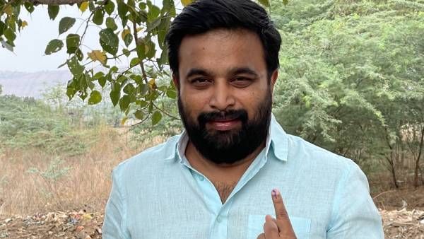 காலையிலேயே ஓட்டு போட்டாச்சு.. கெத்தாய் போஸ் கொடுத்த சசிகுமார்.. வரிசையில் காத்திருந்த பிரசன்னா!