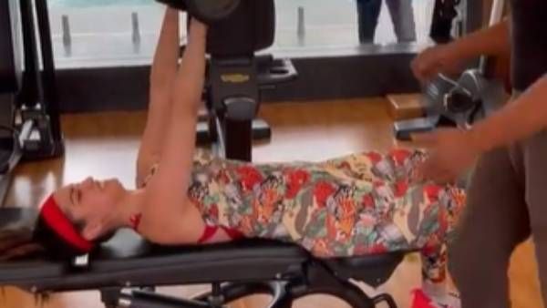 வெயில் நேரத்துல வியர்க்க விறுவிறுக்க ஒர்க் அவுட்… ராய் லட்சுமியின் வெறித்தன வீடியோ !