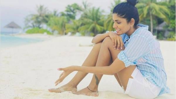 டாப் ஹீரோயின் ரேஞ்சுக்கு மாறிய நிரஞ்சனி.. குட்டி டிரவுஸர்.. கொண்டையில் ஹனிமூன் கொண்டாட்டம்!