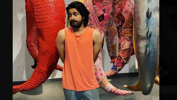 நீண்ட முடியுடன் வித்தியாசமான தோற்றத்தில் மும்பையில் சுற்றித்திரியும் ஹரிஷ் கல்யாண்!