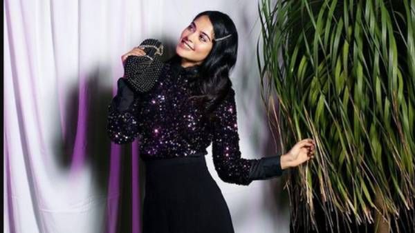 ஷூட்டிங்க்கு போகாம கொல்லைப்புறத்துல என்ன பண்றீங்க பிந்துமாதவி!