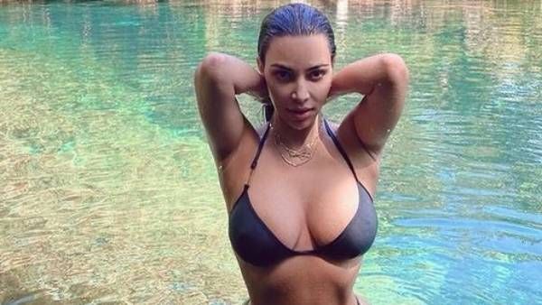 ப்பா. கருப்பு கலர் பிகினியில் கிம் கர்தாஷியன் உற்சாக குளியல்.. சம்மரை சூடாக்கும் ஹாட் போட்டோஸ்!