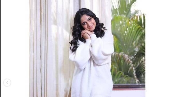 வெறும் டவலுடன் உள்ள புகைப்படத்தை வெளியிட்ட லாஸ்லியா... ஷாக்கான ரசிகர்கள்!