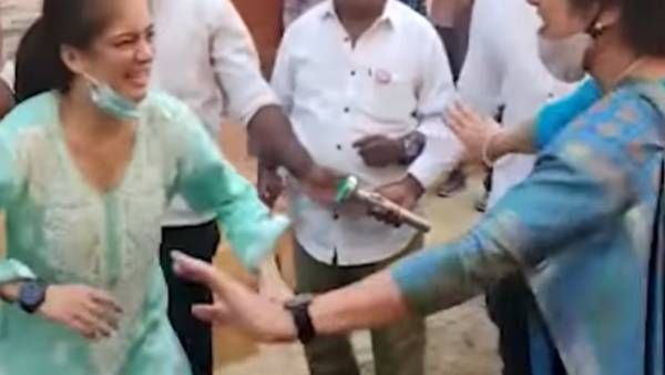 சரி குத்து...நடுத்தெருவில் குத்தாட்டம் போட்ட கமல் மகள்