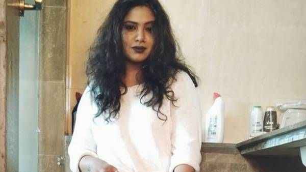 இப்படி கூடவா போட்டோ எடுப்பாங்க.. டாய்லெட்டில் அமர்ந்தப்படி போஸ் கொடுத்த கோமாளி பட நடிகை!