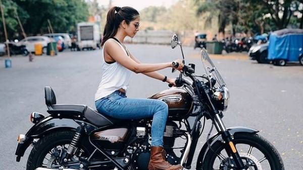 பைக்கில் கெத்தா போஸ் கொடுத்த மாளவிகா மோகன்.மாமா வா ஒரு ரவுண்டு கூப்ட்டு போ மாலு.கொஞ்சும் ரசிகர்கள் !